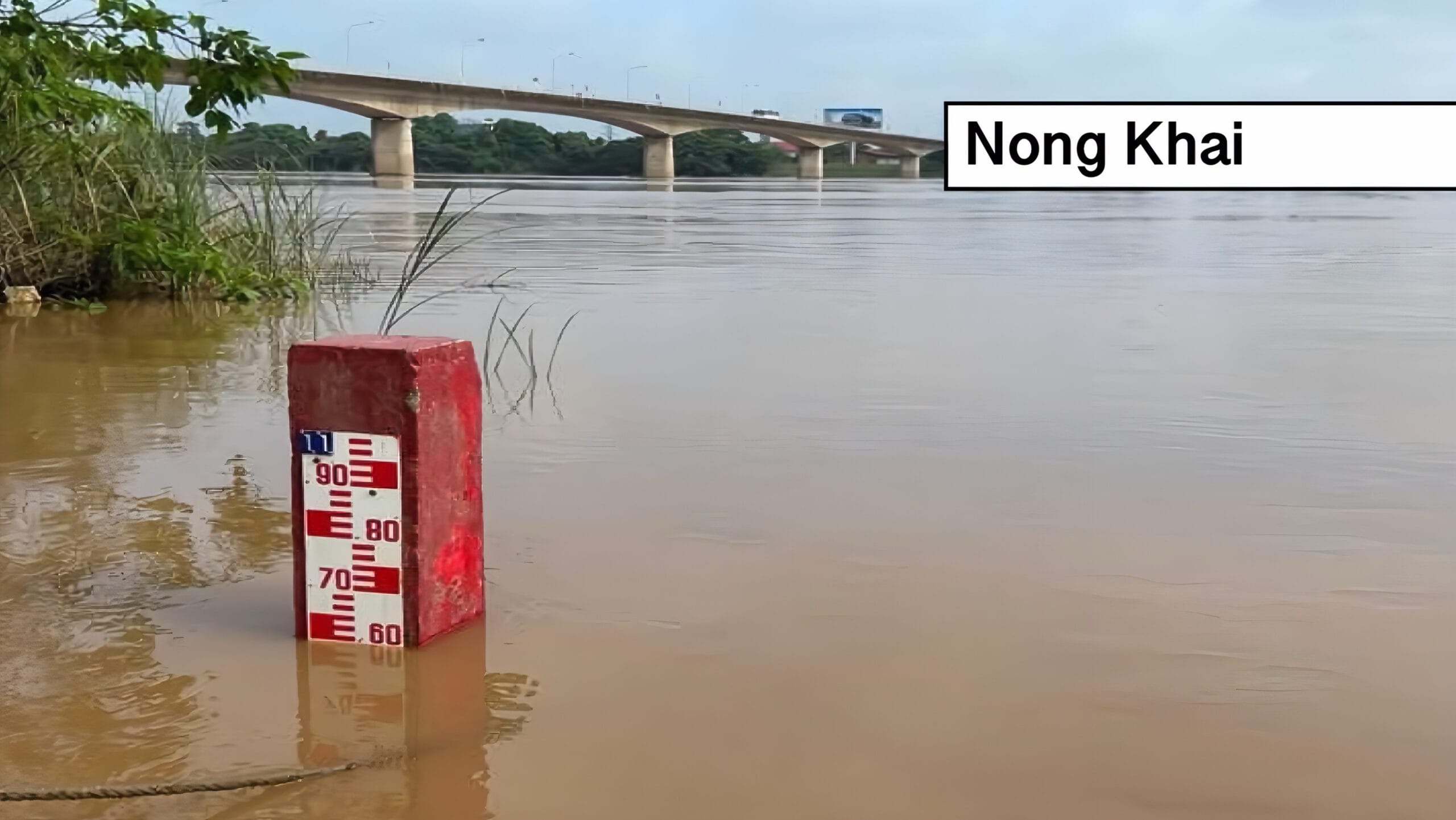 Nong Khai zet alles op alles om de Mekong te versterken nu het water snel stijgt.