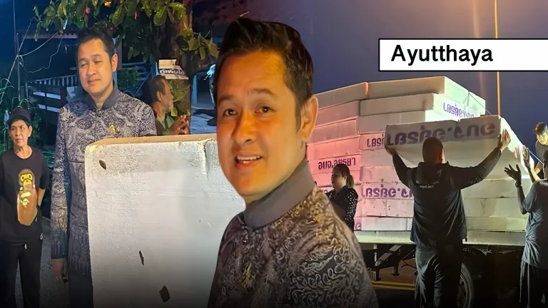 Parlementslid in Centraal-Thailand deelt piepschuim platen aan de bevolking uit ter voorbereiding op mogelijke overstromingen.