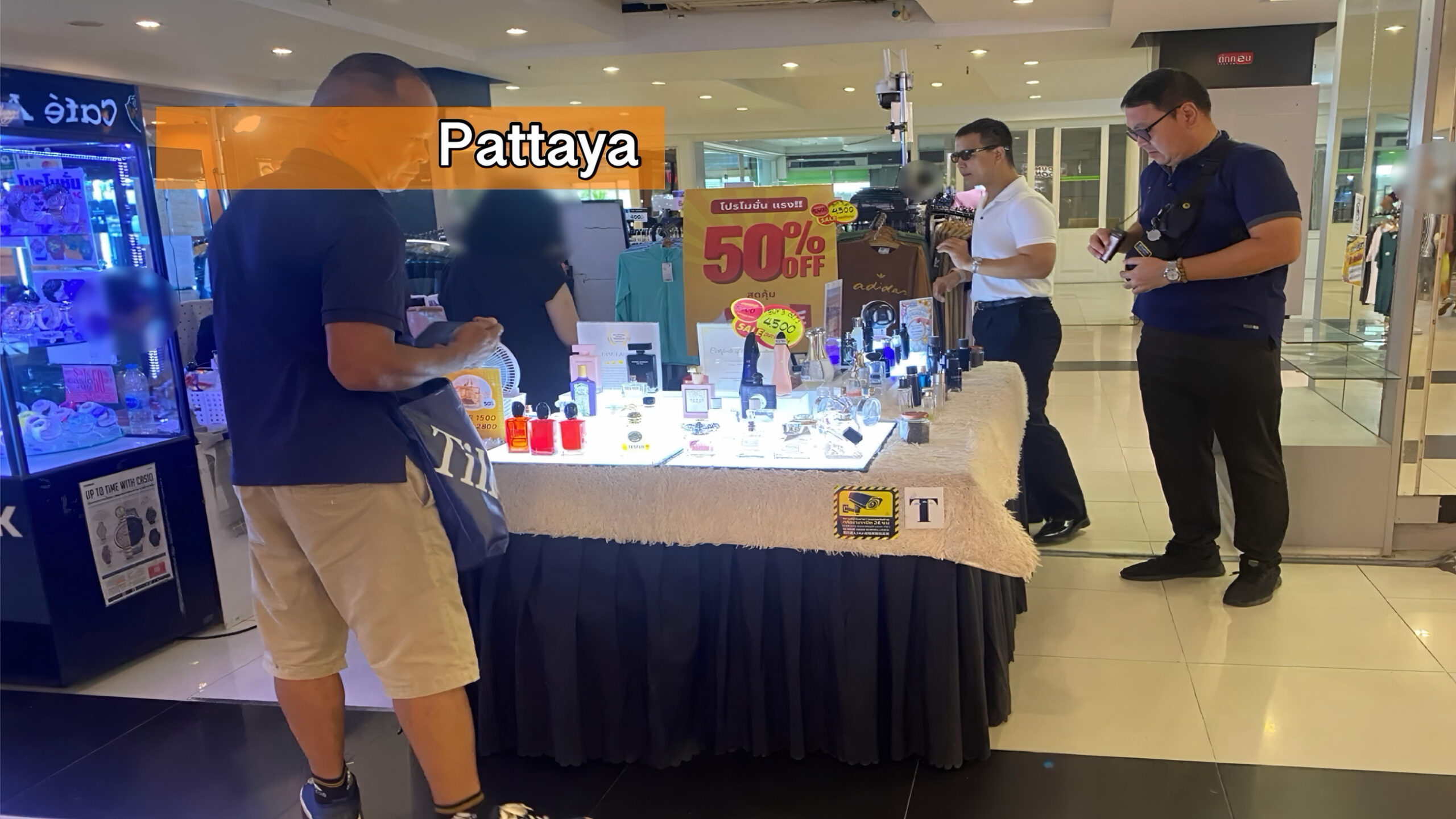 CIB viel een bekend winkelcentrum in Pattaya binnen en hebben naar vermeend vele flesjes nagemaakte eau de toilette in beslag genomen.