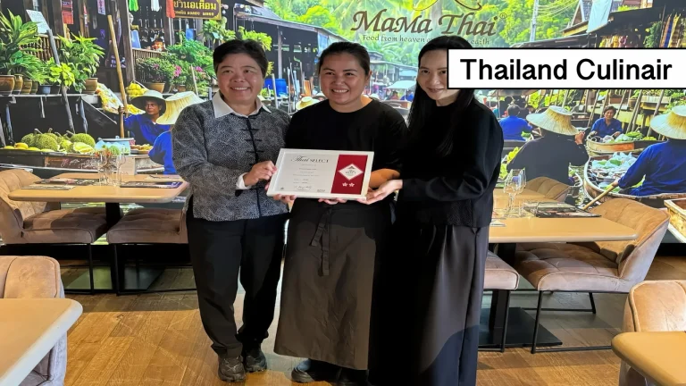 Thaise ambassadrice overhandigt in België twee sterren aan restaurant Mama Thai in Koksijde.