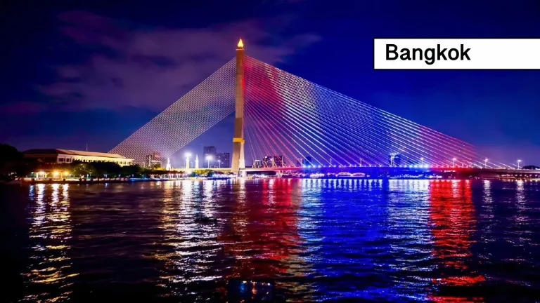De Chao Phraya rivier in de hoofdstad van Thailand schittert 30 avonden lang met licht, cultuur en spektakel.