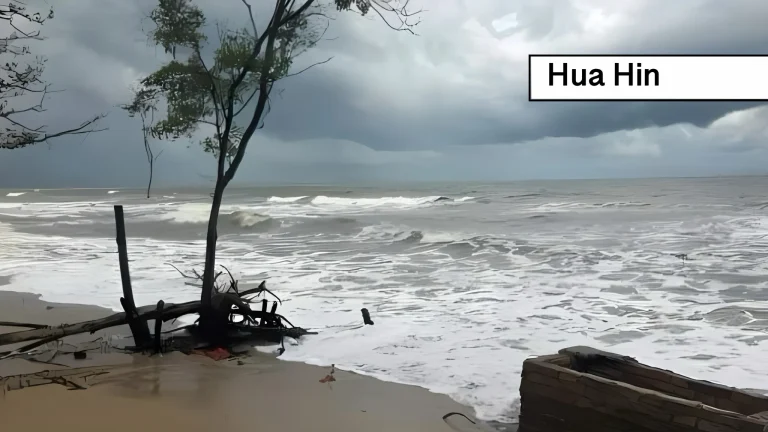 🎥 Stormvloedwaarschuwing voor Hua Hin: provincie Prachuap waarschuwt voor plotselinge overstromingen en golven tot drie meter hoog.