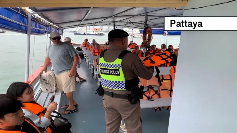 Nu het weer in Thailand onstuimig is, bereidt de toeristenpolitie van Pattaya reizigers voor op de ruige zee.