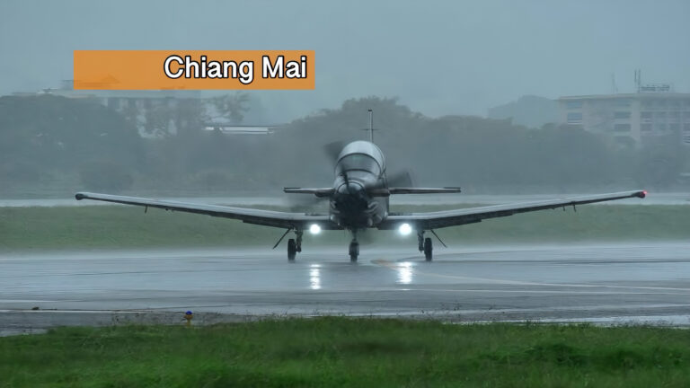 Een eenmotorig propellervliegtuig voert verkenningsvluchten uit boven overstroomde gebieden in het noorden van Thailand.