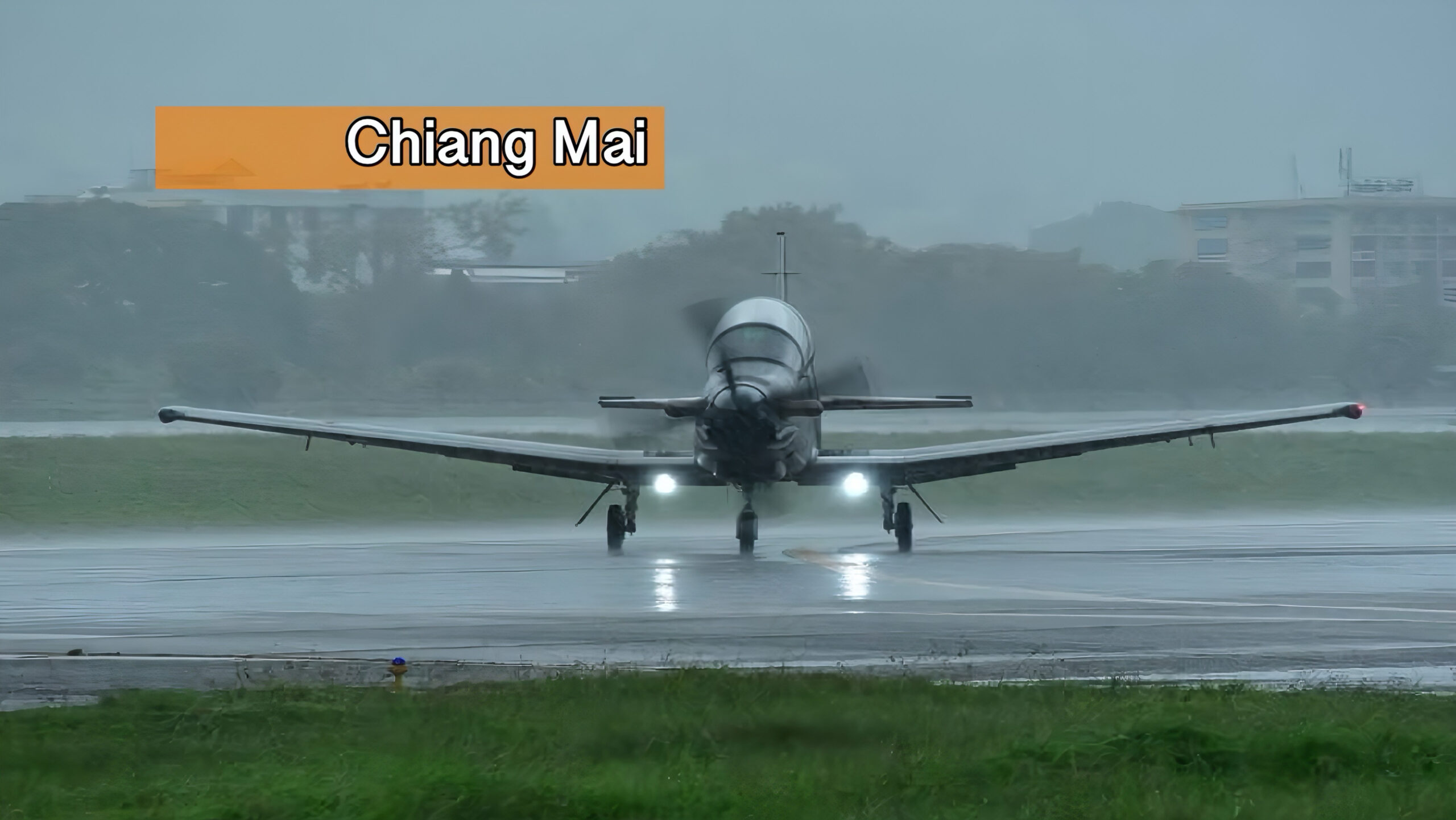 Een eenmotorig propellervliegtuig voert verkenningsvluchten uit boven overstroomde gebieden in het noorden van Thailand.
