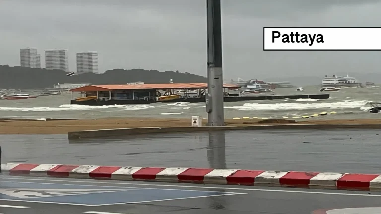 Autoriteit van Pattaya waarschuwt voor aanhoudende storm, booteigenaren moeten hun vaartuigen beter gaan verankeren.