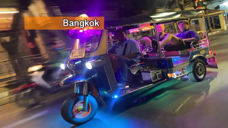 De tuk-tuks in Bangkok verdwijnen langzaam maar zeker, waarmee in Thailand dit voertuig een relikwie zal gaan worden.