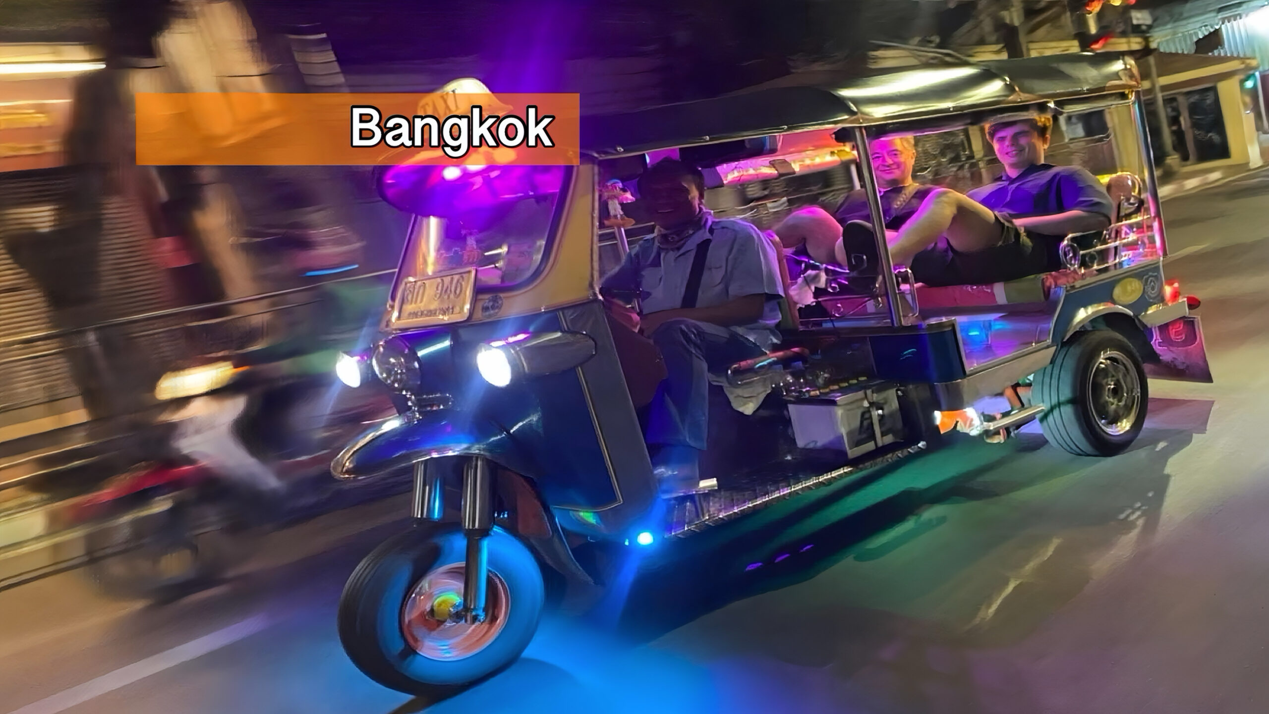 De tuk-tuks in Bangkok verdwijnen langzaam maar zeker, waarmee in Thailand dit voertuig een relikwie zal gaan worden.