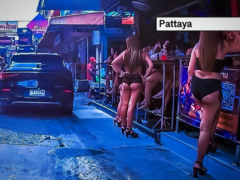 Sekswerkers uit het gebied van Soi 6 en omgeving in Pattaya laten zich niet aan de kant schuiven en gaan de straat op om een leuke matroos te scoren.