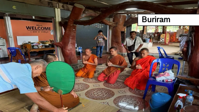 “Yabba Dabba Doo” in Noordoost-Thailand, hoofdabt en drie medemonniken gearresteerd voor het verdonkeremanen van tempeldonaties om er drugs van te kopen.