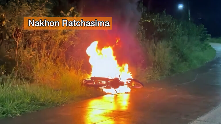 Tiener ontsnapt in Noordoost – Thailand aan zware verwondingen nadat zijn motorfiets tijdens regenbui ontploft en in brand vliegt.