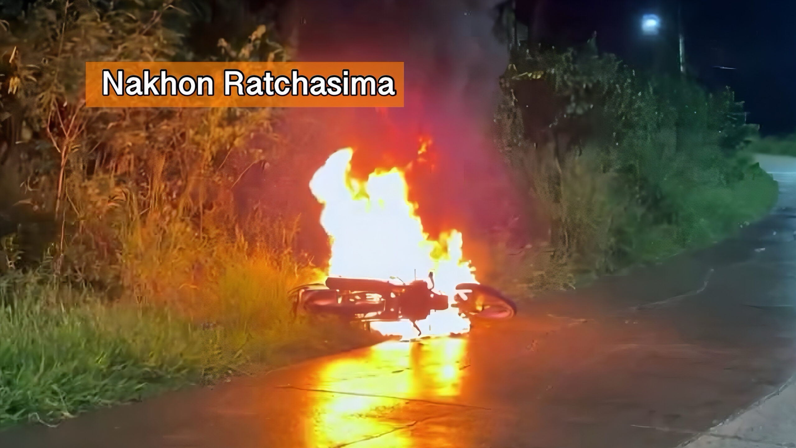 Tiener ontsnapt in Noordoost – Thailand aan zware verwondingen nadat zijn motorfiets tijdens regenbui ontploft en in brand vliegt.