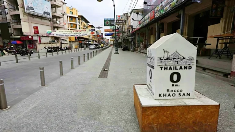 Exploitanten van Khao San Road in Bangkok maken zich zorgen over een zwak hoogseizoen.
