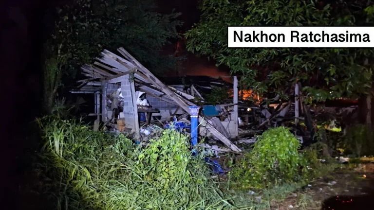 Vuurwerkexplosie verwoest woning in Noordoost-Thailand; circa dertig nabij gelegen huizen raakte eveneens beschadigd.