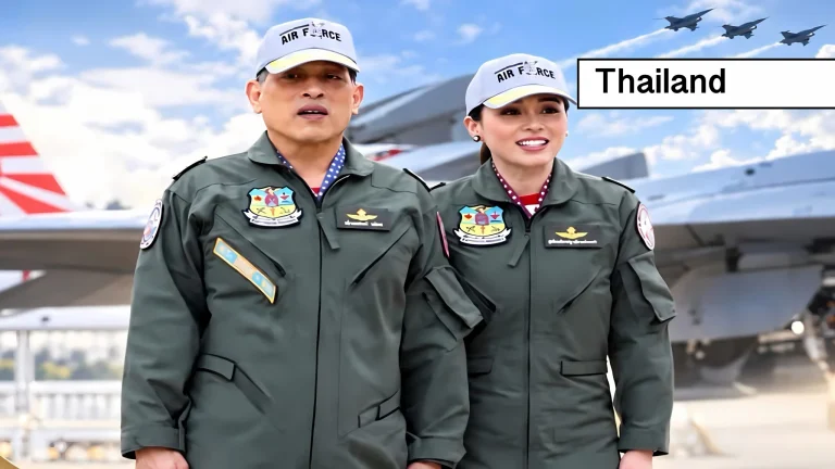 De Thaise koning en koningin hebben hun vliegbrevet voor de Boeing 737 vernieuwd en vlogen naar Hanoi voor een staatsbezoek(je).