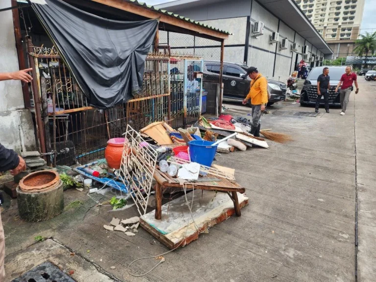 De regen komt in Oost-Thailand met bakken naar beneden, burgemeester van Pattaya bezoekt Pacific Village na zware overstromingen.
