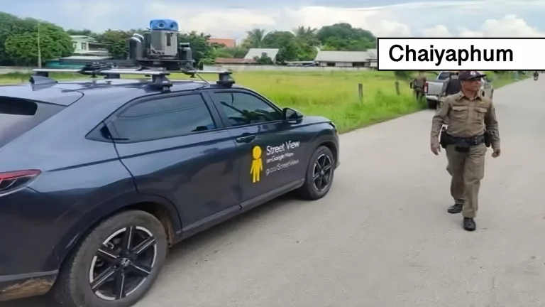 Politie in Noordoost-Thailand onderzoekt met argusogen een ‘verdacht’ voertuig, bleek het een auto van Google Maps te zijn.