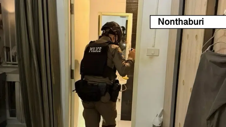 Vrouw in Nonthaburi belt midden in de nacht de politie voor een gekko in haar kamer.