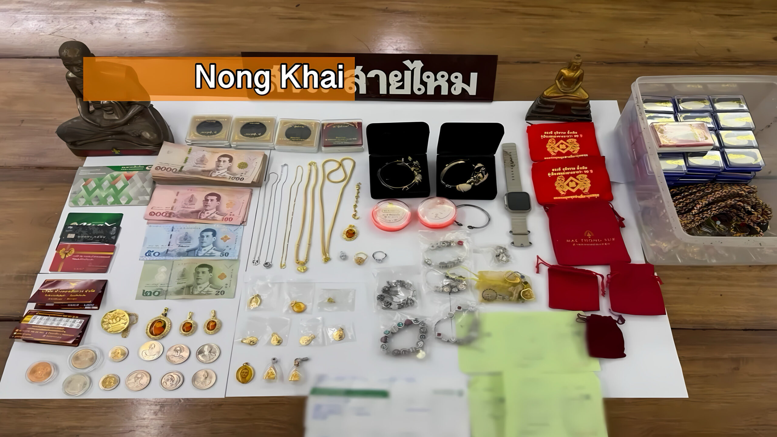 Politie in Noordoost-Thailand ontkent dat agenten goud van verdachte als steekpenningen aannamen.