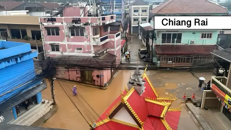 Waterkering in Noord-Thailand ingestort, het water loopt Mae Sai complex in, politie en gemeente zijn gelijk in actie gekomen.