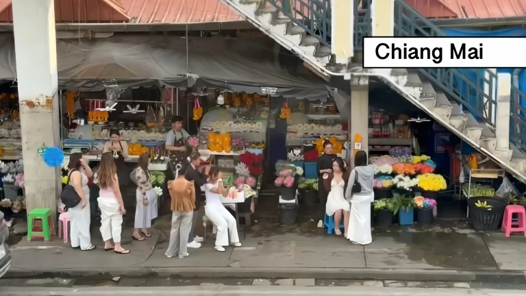 Neem vaker een bloemetje mee, een trend die momenteel door vele jongeren en toeristen in Noord-Thailand gevolgd wordt.