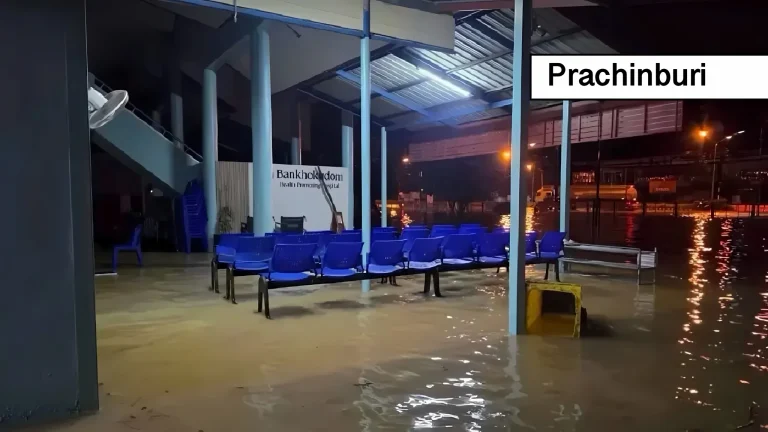 Een ziekenhuis in Oost-Thailand schort per direct alle medische behandelingen op vanwege ernstige overstromingen.