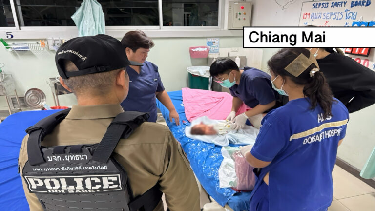 Vijf dagen oude baby langs de weg gevonden in Noord‑Thailand; politie start onderzoek.